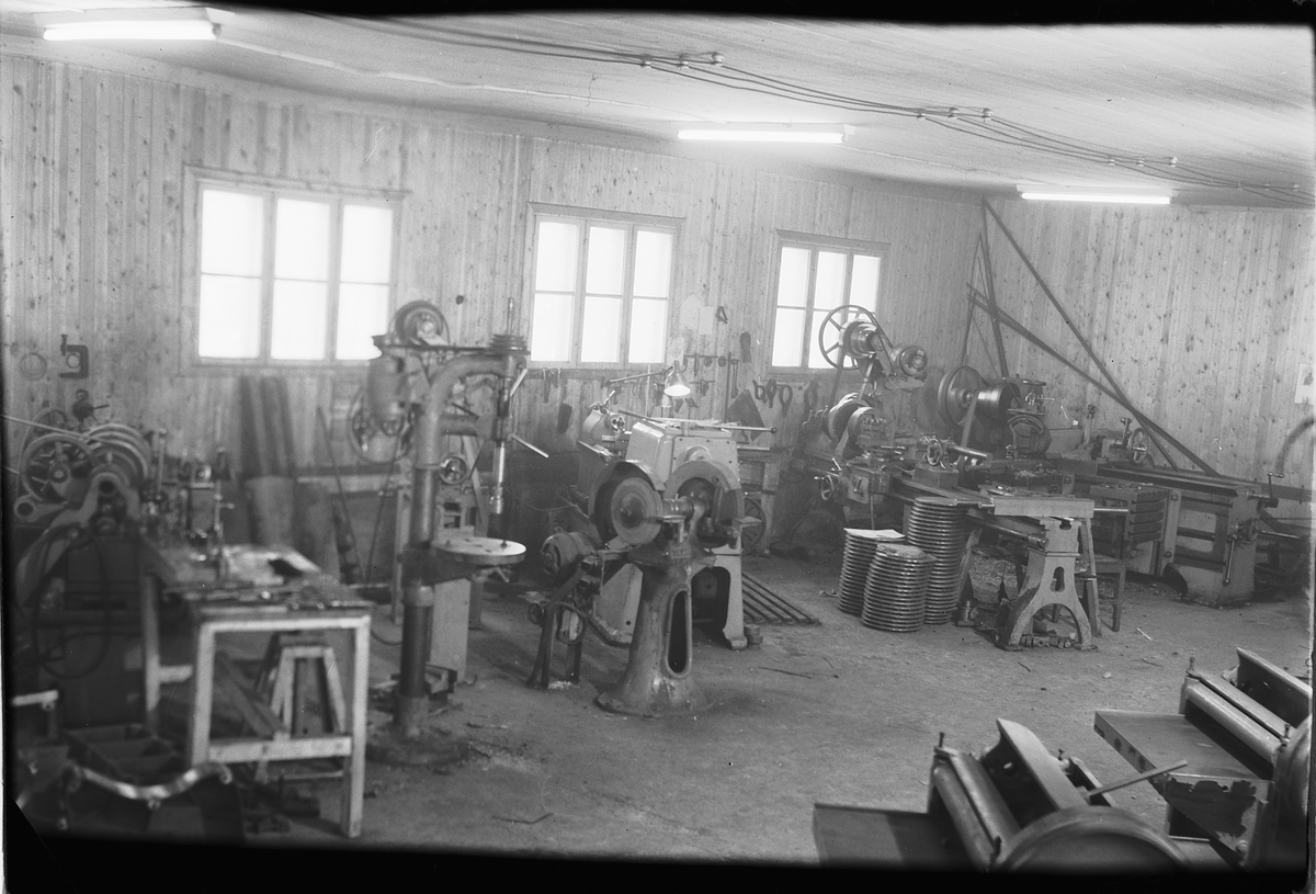 Interiør, Wexhall mekaniske verksted i Åsmarkvegen/Pinnerudvegen, Moelv, med masse forskjellige maskiner, verktøy og redskaper. 