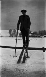 Ukjent person på ski i veikanten.