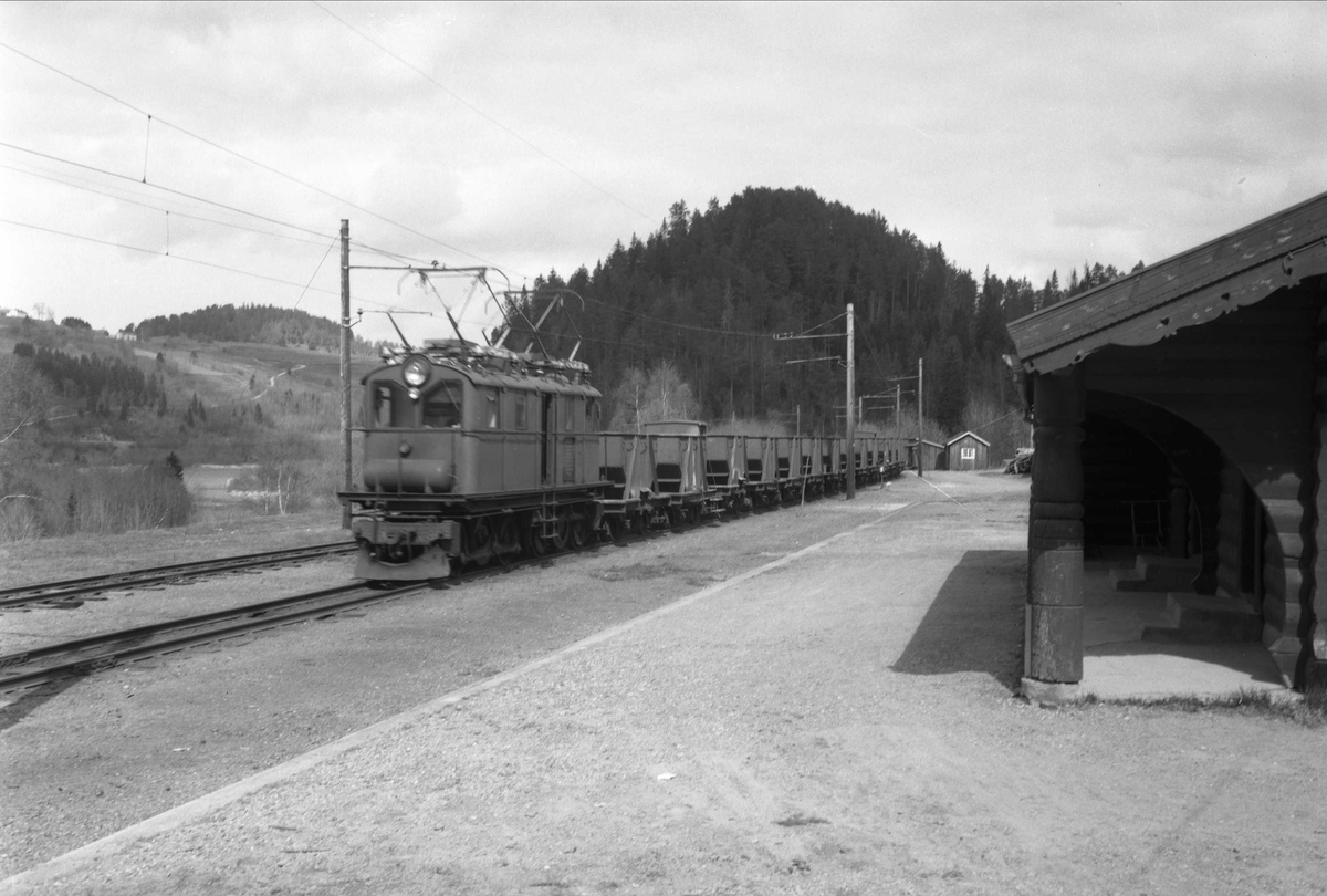 ASEA-lokomotiv med kissett på Svorkmo stasjon.