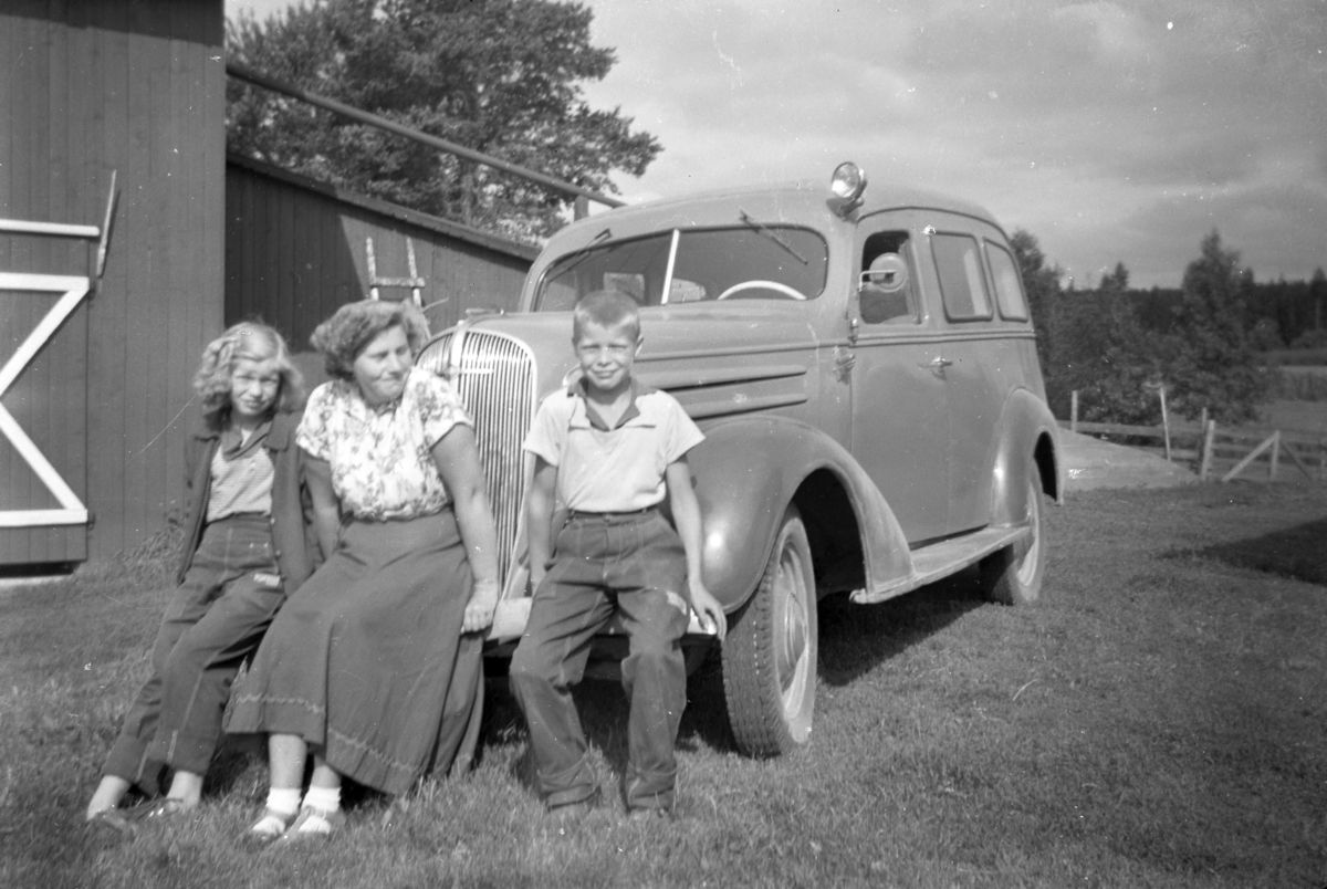 gruppe 3 ukjente foran personbil, Chevrolet 1936.