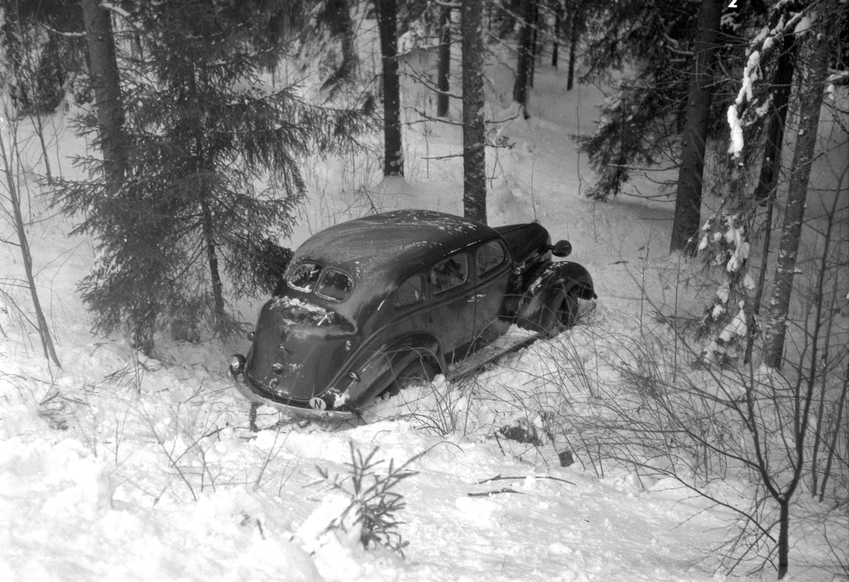 Bil i grøfta. Utforkjøring. Vinter. Moelven foto 1960 åra. 