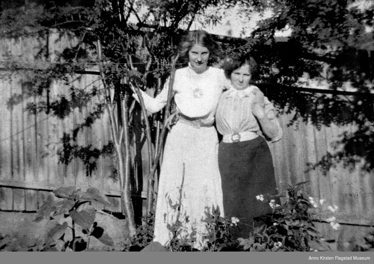Kirsten Flagstad sammen med en venninne ved hennes fødehjem Strandstua på Hamar 1911. Kirsten Flagstad with a friend at her birthplace Strandstua at Hamar 1911. 