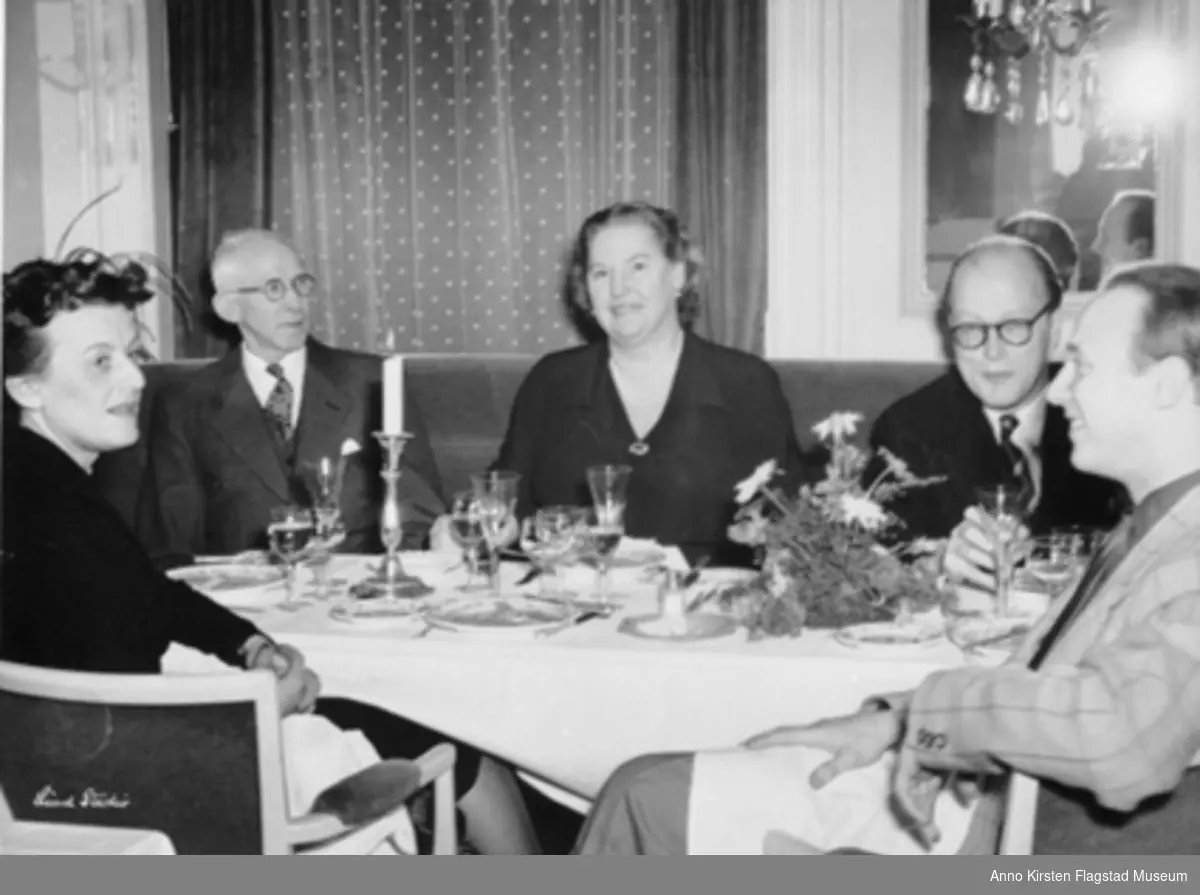 Fra venstre: Vibeke Gurholt, Arne Dørumsgaards far, Kirsten Flagstad, Knud Hegermann-Lindencrone, Arne Dørumsgaard. Danmark 1950-årene. From left: Vibeke Gurholt, Dørumsgaard senior. Kirsten Flagstad, Knud Hegermann-Lindencrone, Arne Dørumsgaard. Denmark 1950s. 