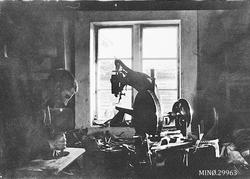 Bygdeskomaker Marius Johnsen Øien, født 1893, ble gift med K