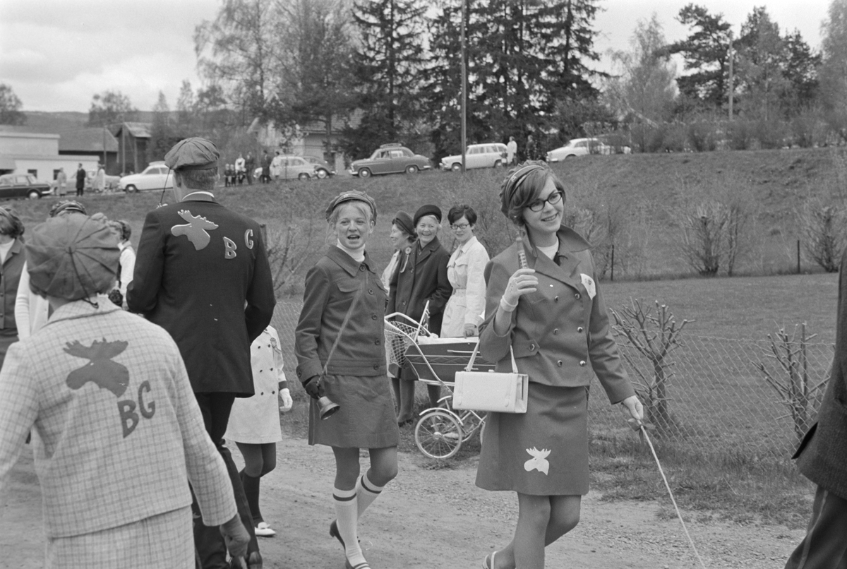 17. mai i Brumunddal 1968. Skoletoget. Brumunddal Gymnas. Russ. Unni Helene Sørsveen, hvit veske og elghode på skjørtet. Kirkevegen Brumunddal.