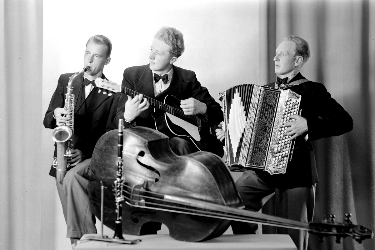 KÅRE ØDEGÅRD, HAMAR. 21. 07. 1943. Musikkgruppe, trio. Trekkspill, gitar/kontrabass og saksofon. 