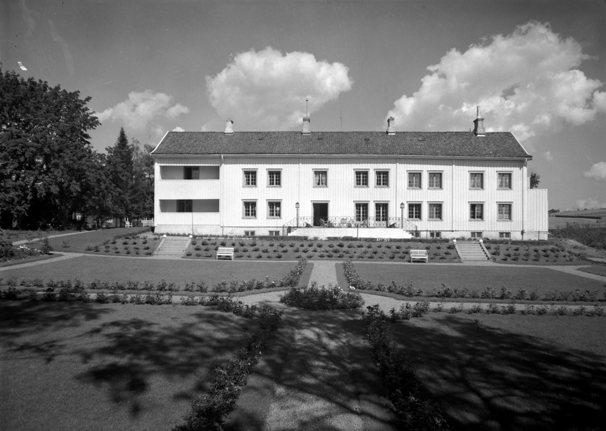 ÅKER GARD, EKSTERIØR HOVEDBYGNING, HAGEANLEGG, BENKER, 1944