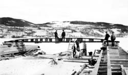 «Bygning av det første soppeapparat paa Lillehammer 1909.»