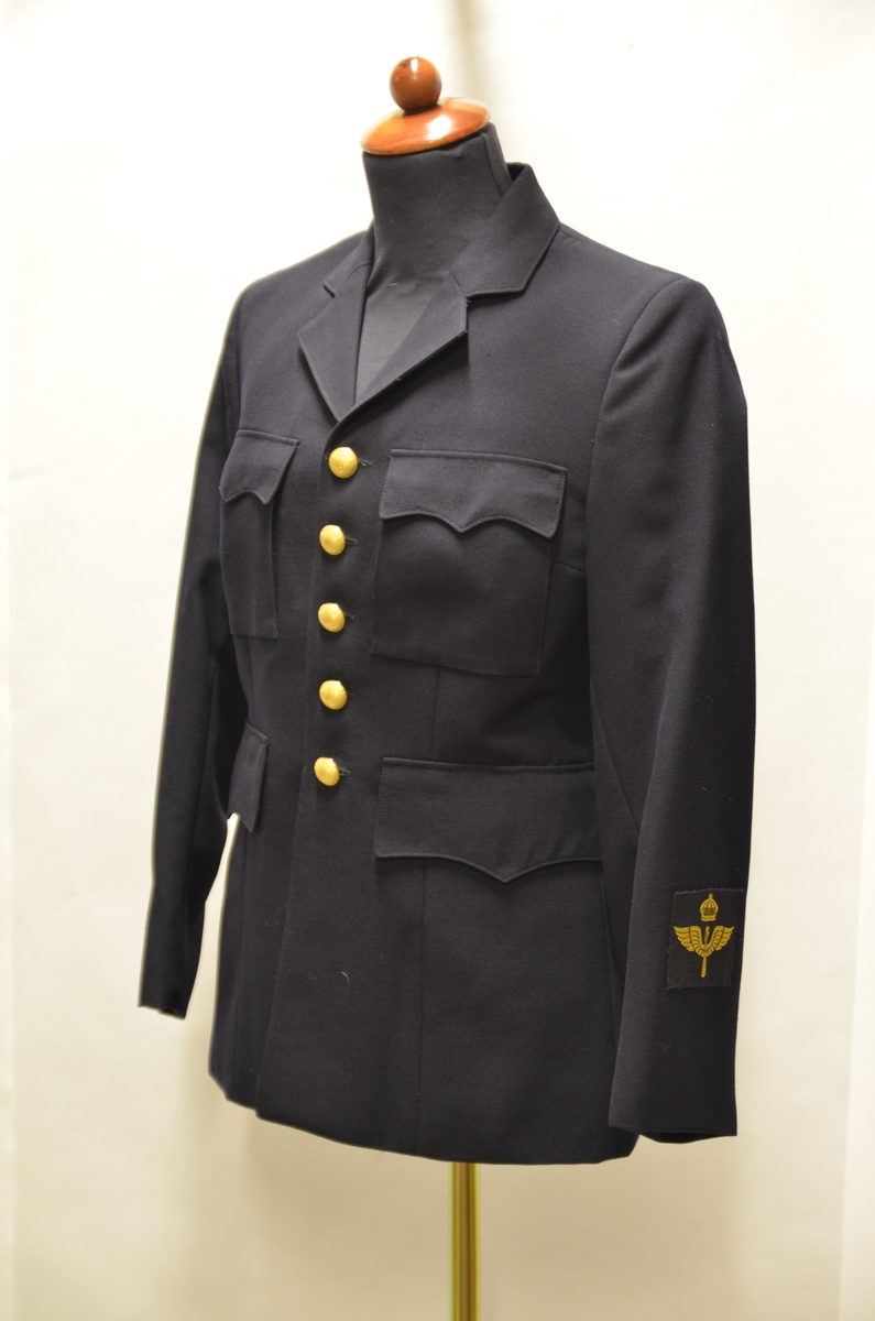 Uniform Vapenrock m/30 kv. Vapenrock m/30 är försedd med tjänsteklassbeteckningar menigkvinnlig personal samt utrustad med uniformsknapp m/30 22 mm 5 st.