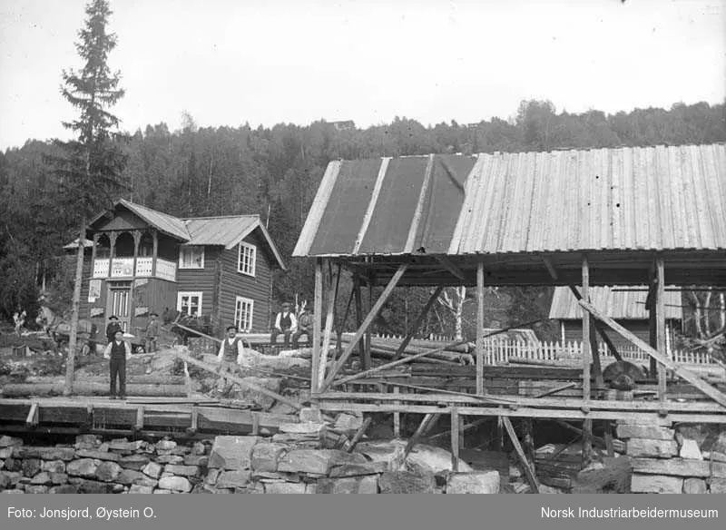 Landhandel på Steinsland i Ådalen med vannrenne og sag.
