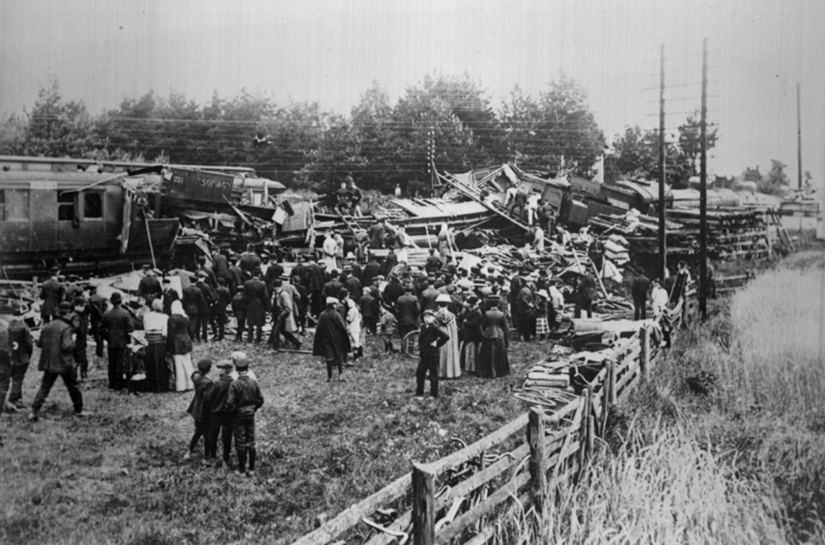 Järnvägsolyckan vid Malmslätt 1912 med beskådare runtomkring.