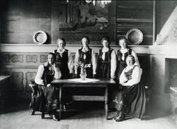 Bunadskledde kvinner i Gjestestova i Ålesund