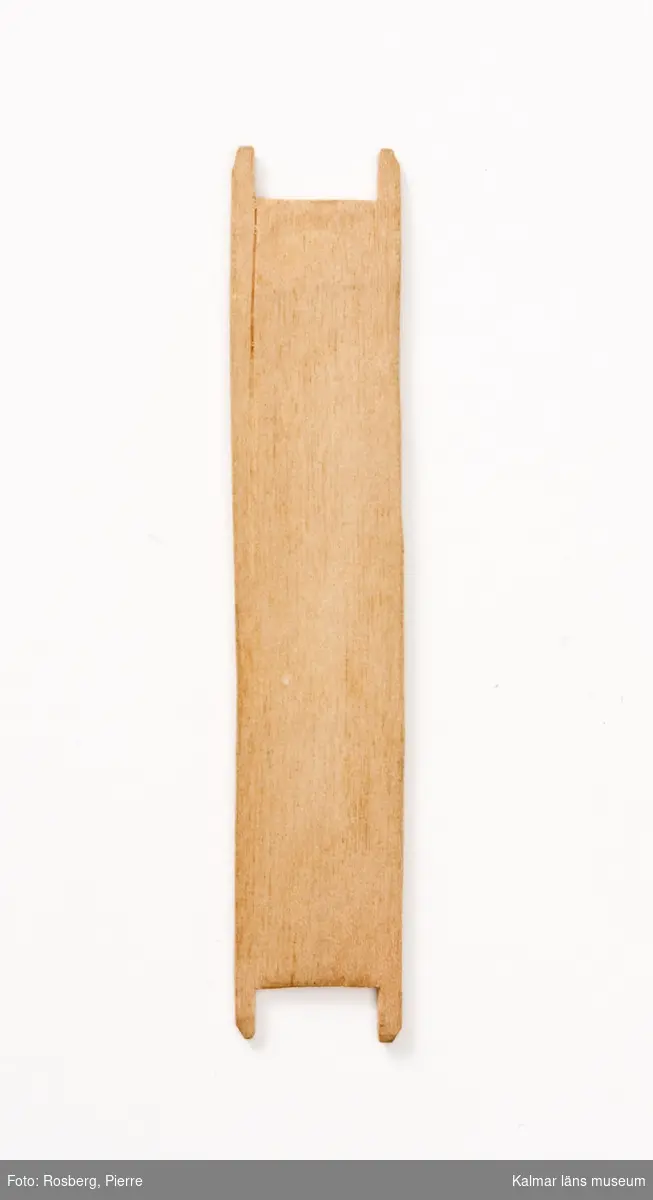 KLM 44424:58. Garnskyttel av trä. Mått: längd 8 cm. Troligen för bildvävnad.