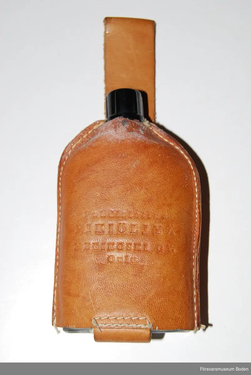 Tom flaska med skruvkork för beckolja, tillverkad i Uleåborg, Finland av Merikoski Oy, troligen 1940-1945. Avsedd att hängas på rem.