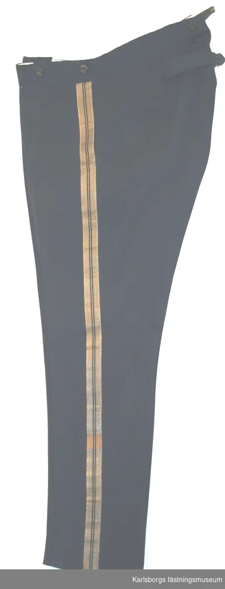 Långbyxa m/1873  av mörkblått kläde med guldpasspoal på utsidan av byxbenen.