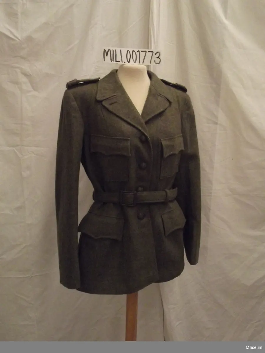 Jacka m/1942 för kvinnlig personal 
Delar: 2 st avtagbara axelklaffar. Skärp.
