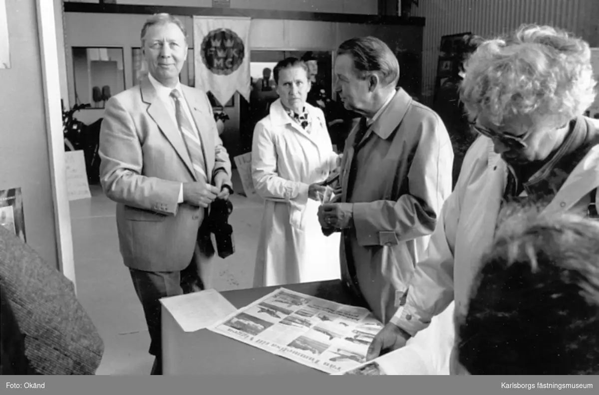 F6 Karlsborg 1989. 50-årsjubileum. En av medförfattarna till boken "Flyget på Karlsborg, Västgöta flygflottilj, 1939-1989", Ragnar Ignell ses här tillsammans med förre flottiljchefen Gunnar Hovgard och dennes hustru Karin.