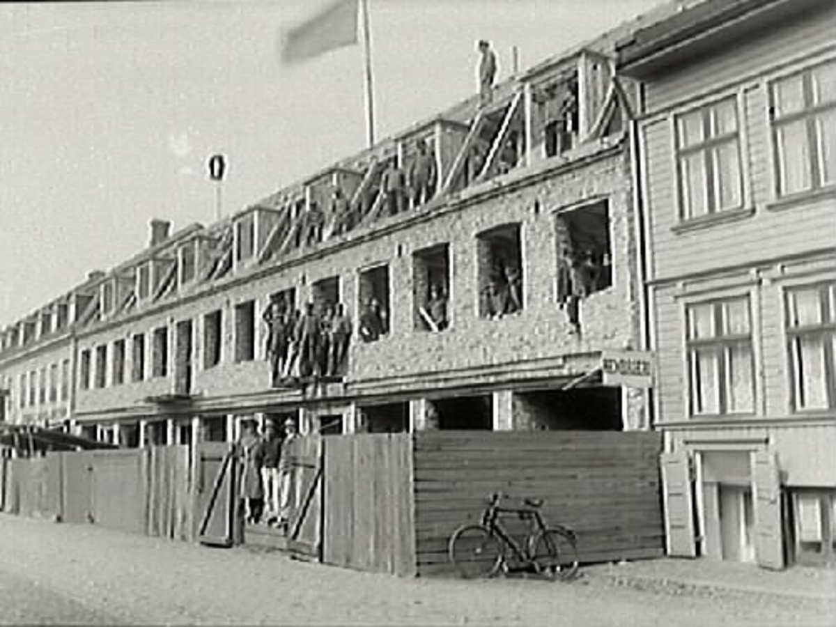 Byggnadsarbeten på Borgmästargatan i Varberg. Nils Anderssons nybyggnad, fastigheten Kvareret Timmermannen 11., Borgmästaregatan, Varberg.