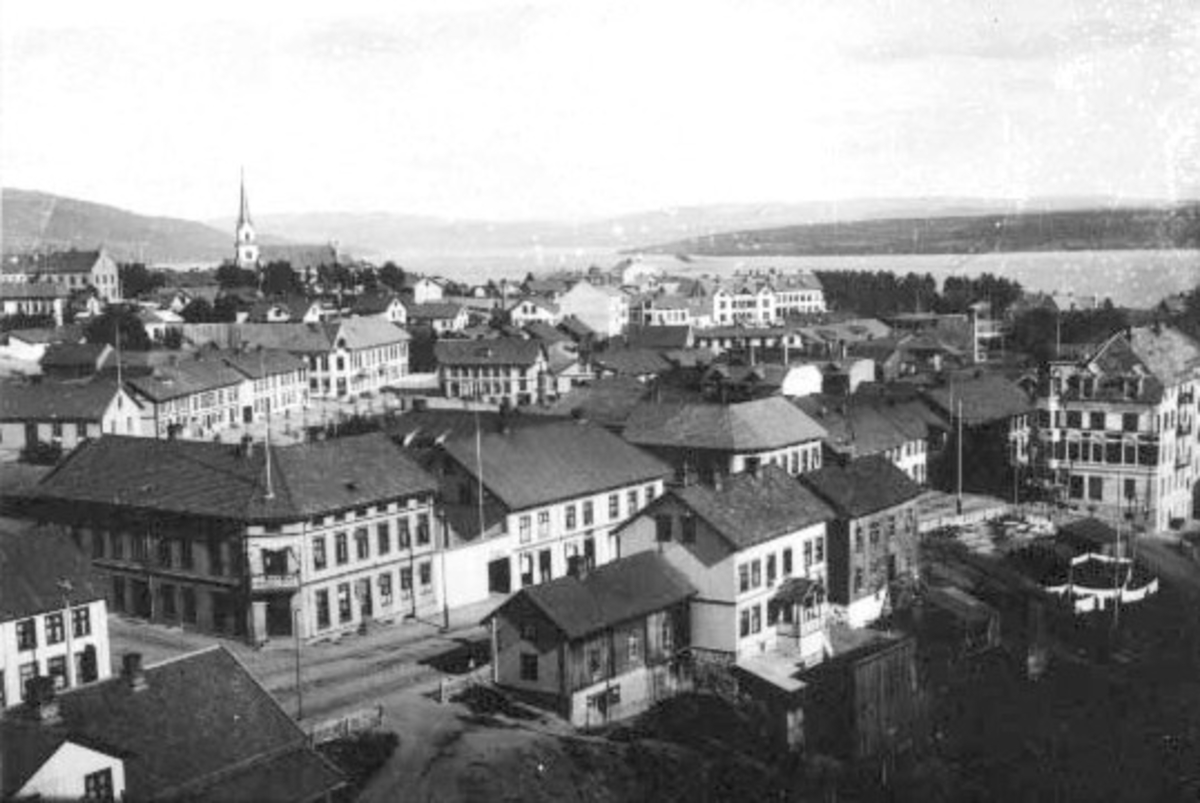 Gjøvik by sett fra Storgata mot Gjøvik kirke. Quammegården til høyre i bildet.