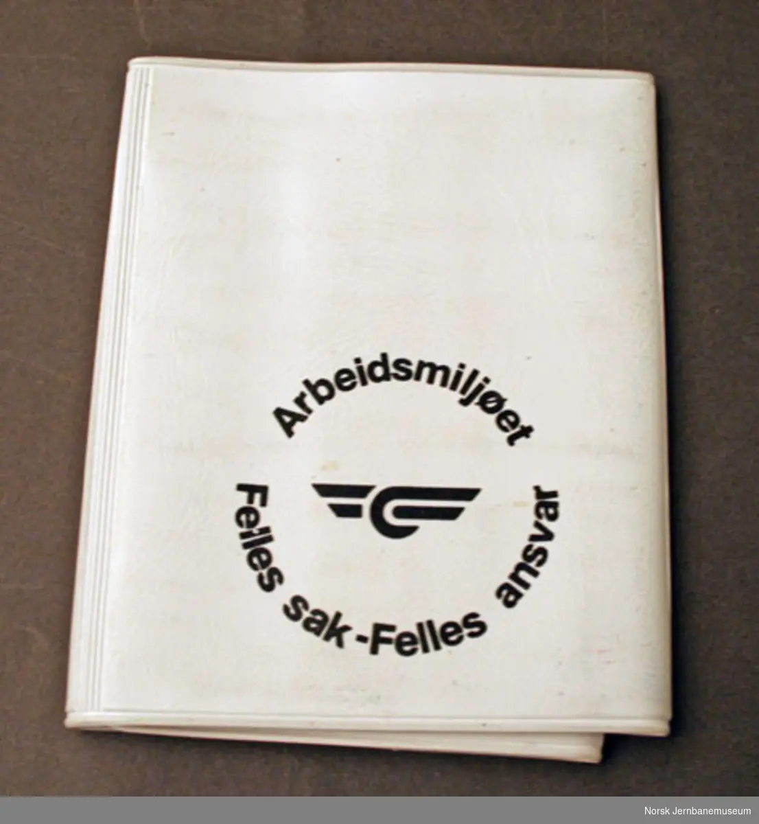 Etui med plaster, merket "Arbeidsmiljøet - Felles sak - Felles ansvar" og med NSB (1979)-logo