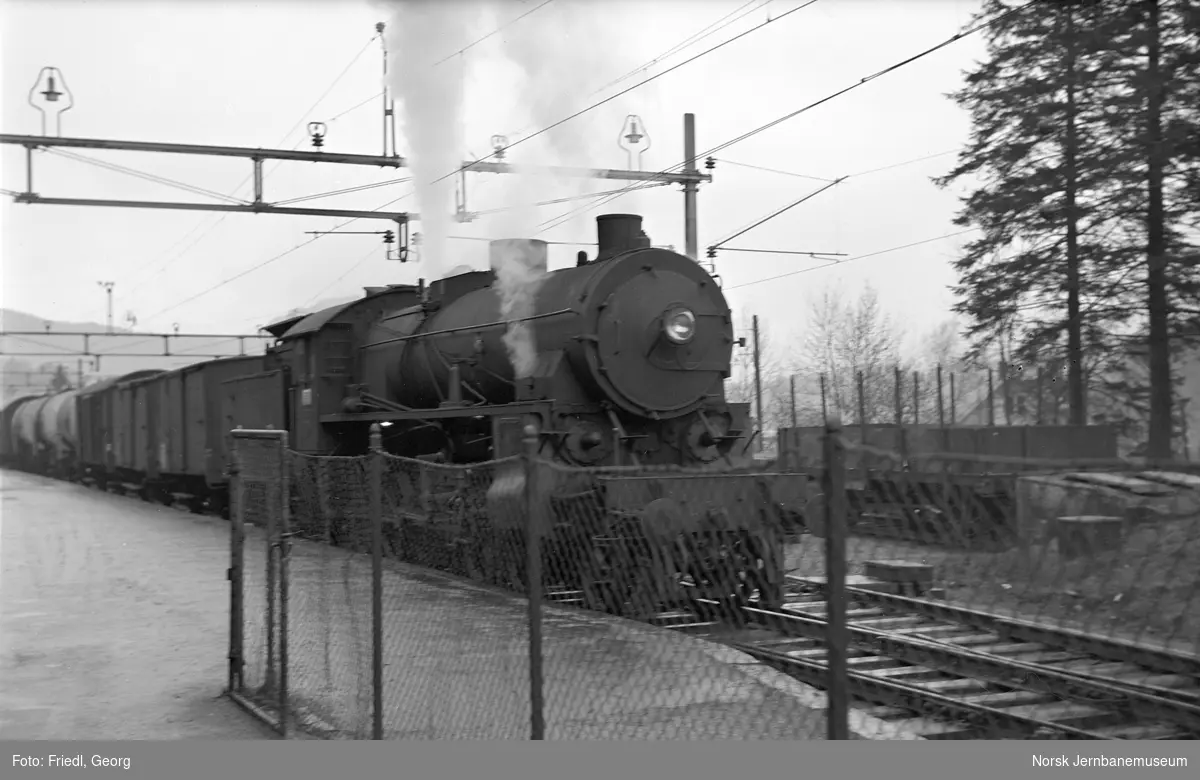 Damplokomotiv type 31b nr. 426 foran godstog til Voss på Nesttun stasjon