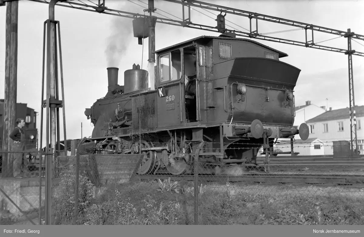 Damplokomotiv type 25a nr. 260 under vannfylling på Trondheim stasjon