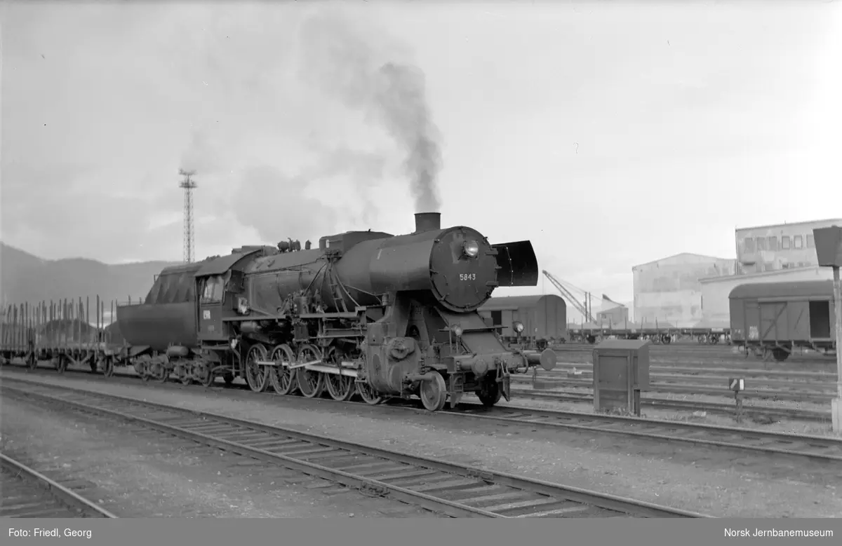 Damplokomotiv type 63a nr. 5843 med godstog til Steinkjer på Trondheim stasjon