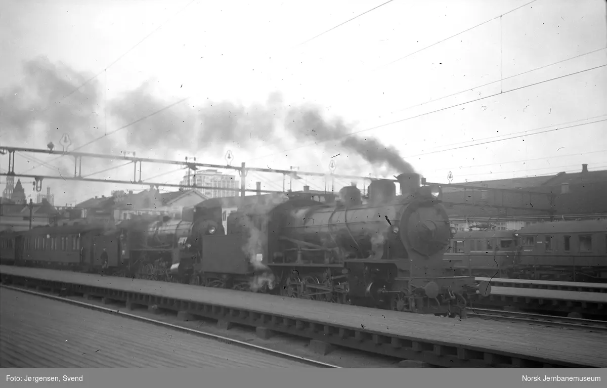 NSB damplokomotiver type 28b og 31b forspent nattog på Oslo Ø