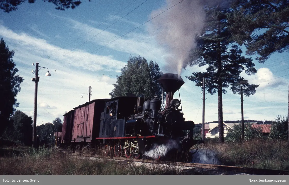 Skifting på Hornnes stasjon med damplokomotiv nr. 5 i godstog 5661