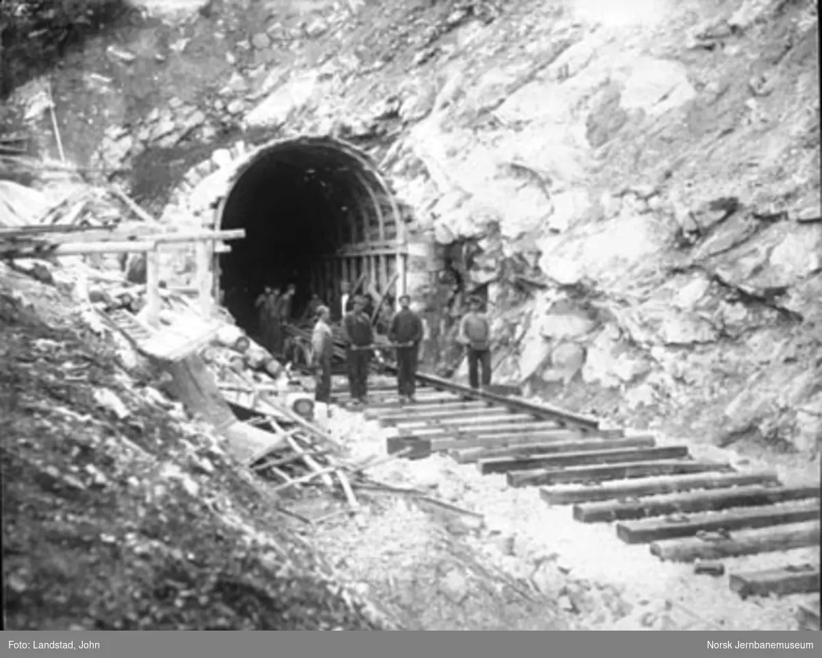 Skinnelegging ved inngangen til Kleivane tunnel