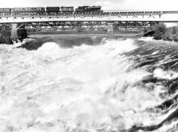 Damplokomotiv type 30a med persontog på jernbanebrua over Gl