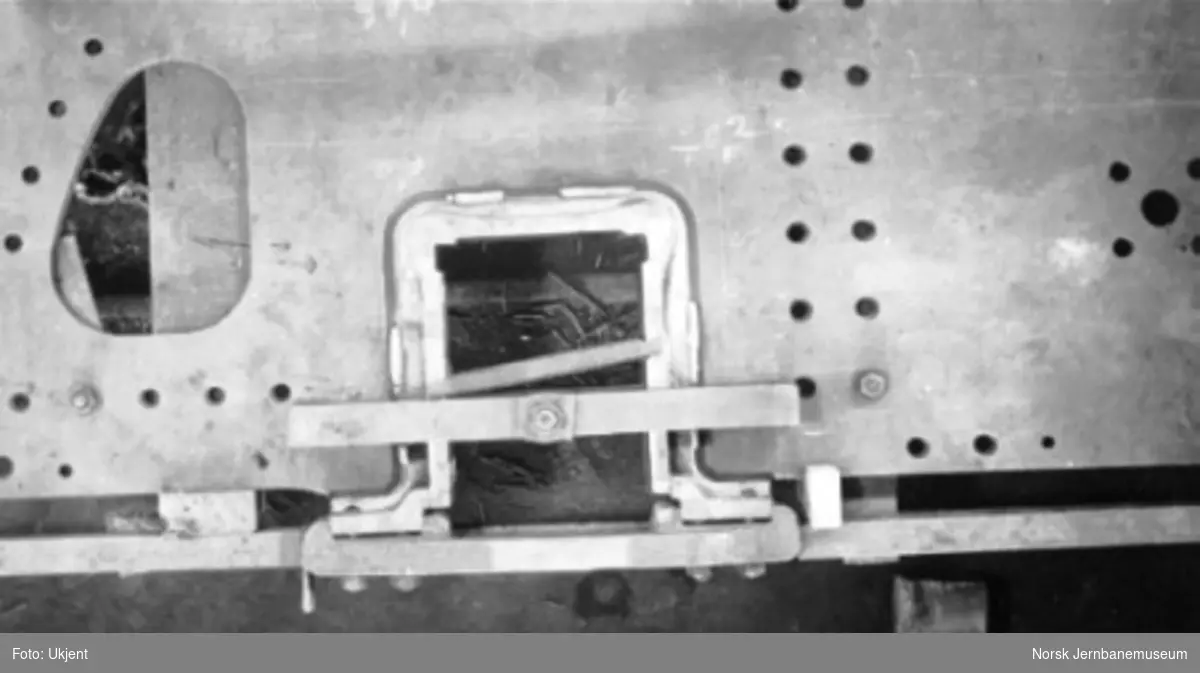 Damplokomotiv type 49a "Dovregubben" under bygging; rammefelt med akselkasseføring, bruddjern montert