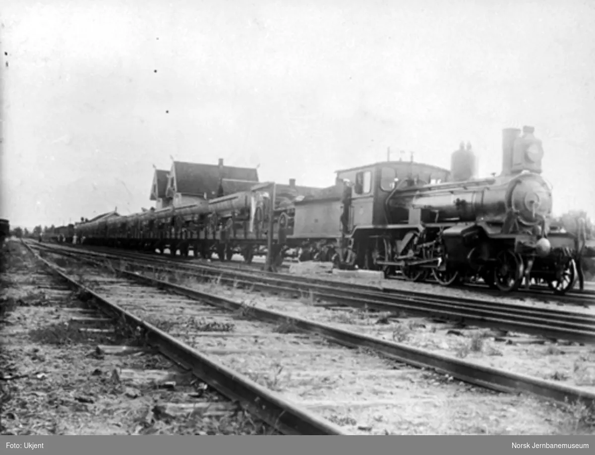Damplokomotiv type 15c nr. 110 med langt militærtog på Flisa stasjon i anledning feltmanøver