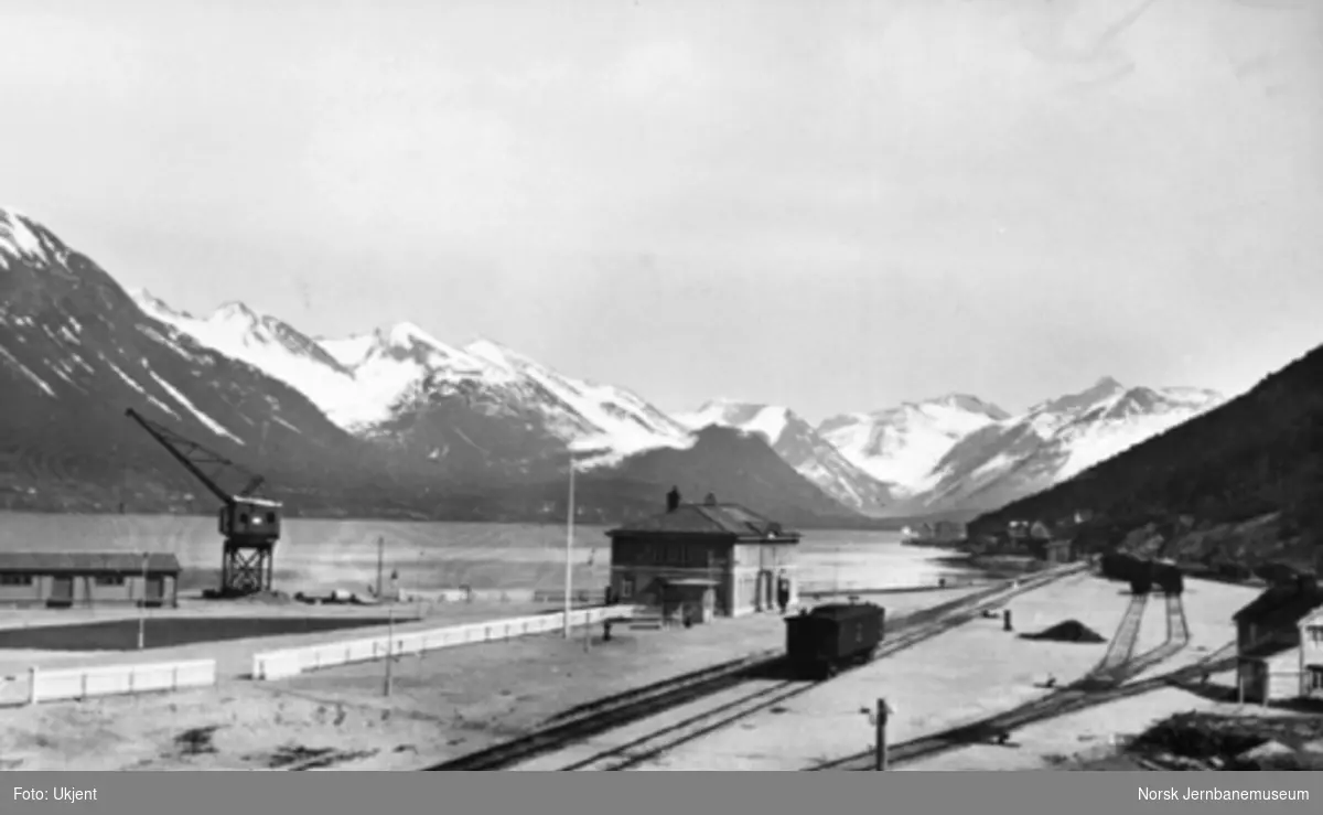 Åndalsnes stasjon : oversiktsbilde med kaia og stasjonen