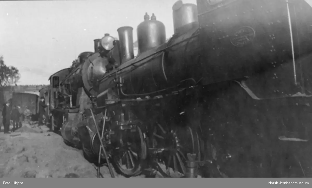 Nidareidulykken : damplokomotivene nr. 182 og 365 etter sammenstøtet
