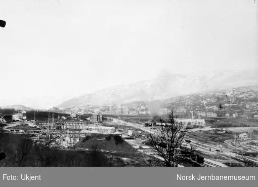 Oversiktsbilde over Narvik med bl.a. verkstedområdet