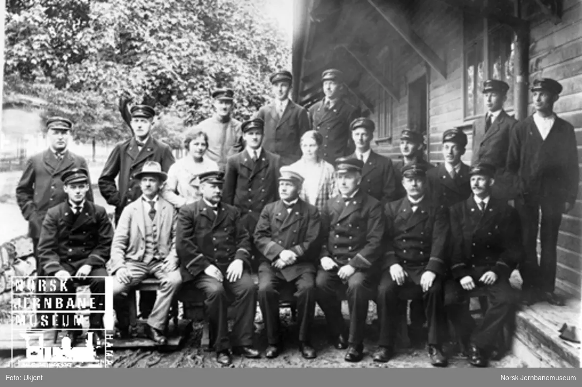 Gruppebilde av de ansatte ved jernbanens godsekspedisjon på Hamar