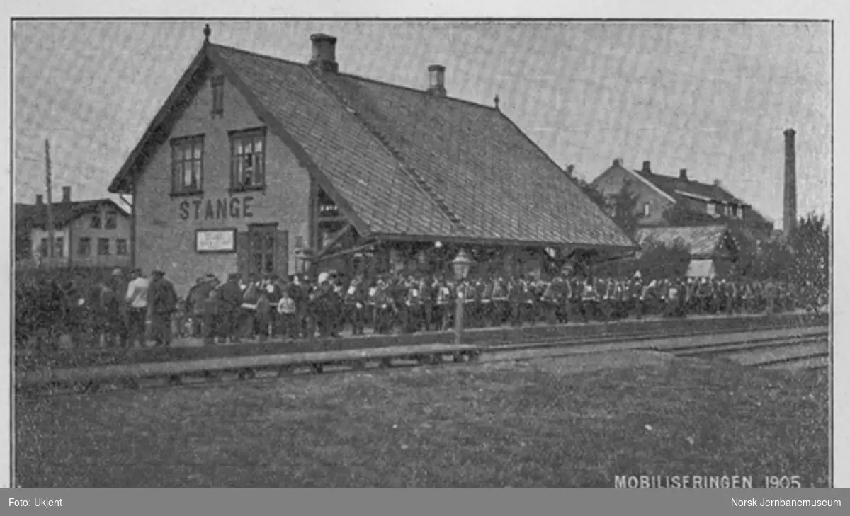 Stange stasjon med militære på plattformen ved mobiliseringen i 1905