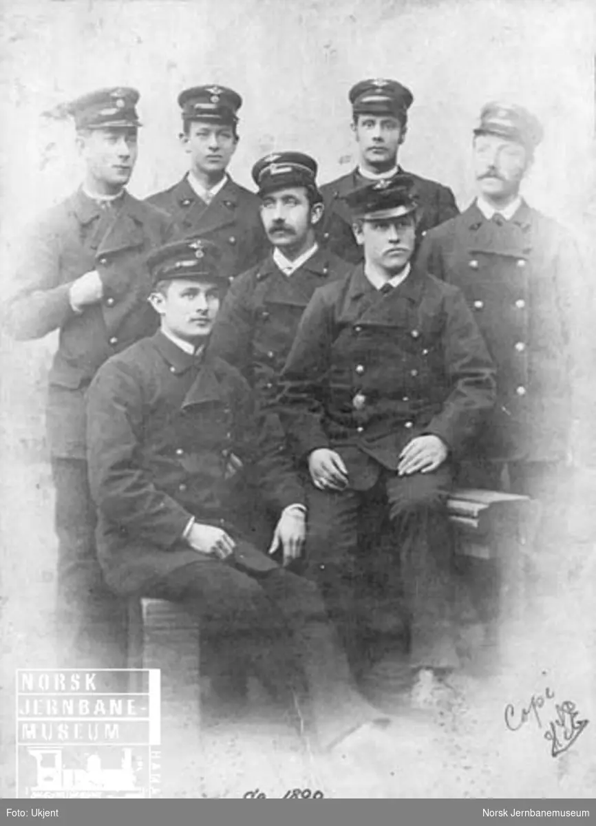 Gruppebilde av sju jernbanemenn i Trondheim