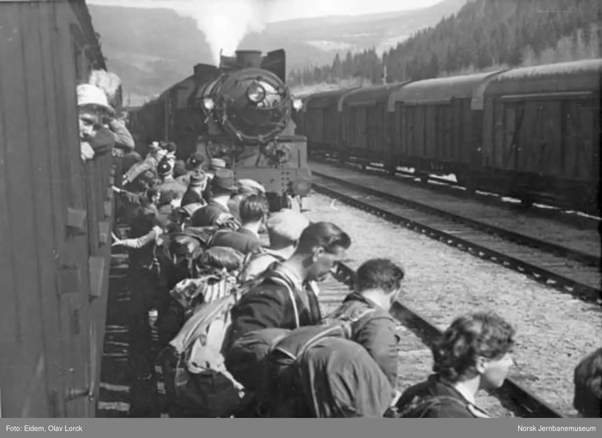 Påsketrafikk 1949 : kryssing og ventende reisende på Gol stasjon