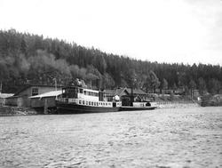D/S Spirillen og Bægna ved Hen brygge, med stasjonen i bakgr