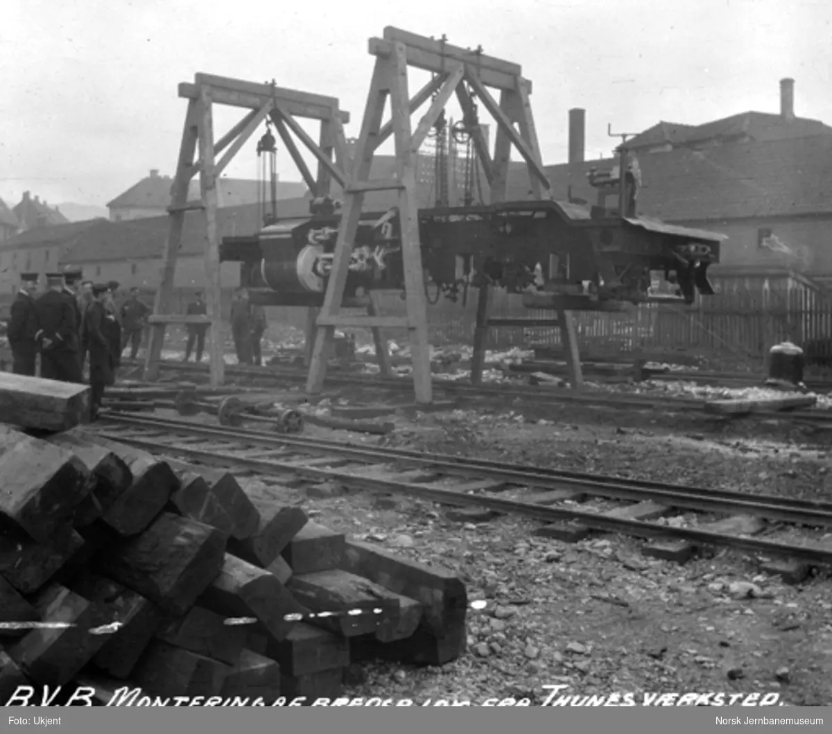 Normalspormateriell til Bergensbanen : ramme til damplokomotiv type 21a oppheist før hjulsetting