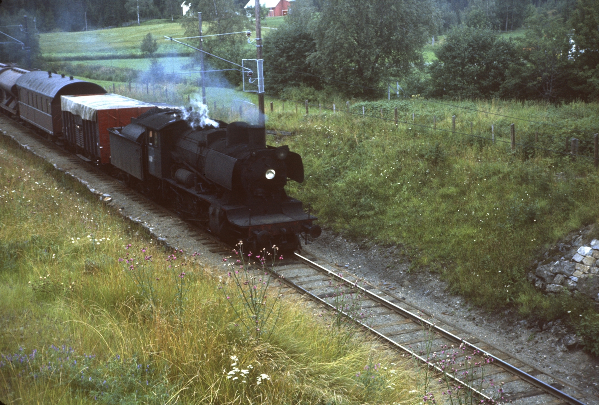Godstog til Skreia underveis mellom Eina og Reinsvoll. Damplok type 24b nr. 264.