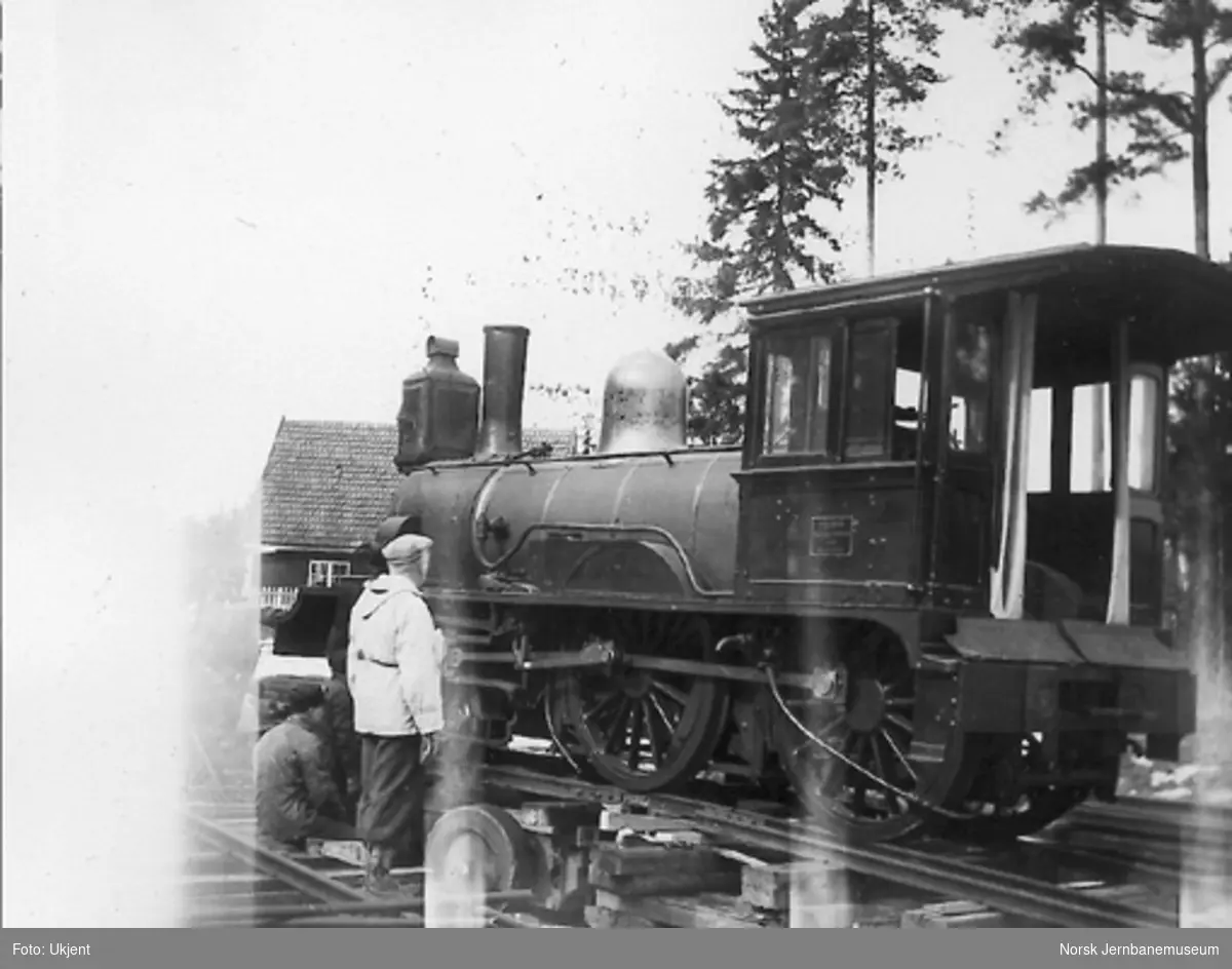 Nytt museum på Martodden : Flekkefjordbanens damplokomotiv nr. 7 under avlasting etter transport