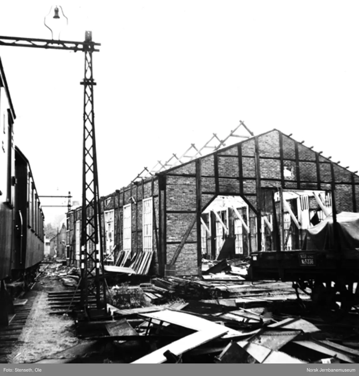 Hovedbanens gamle vognverksted under riving