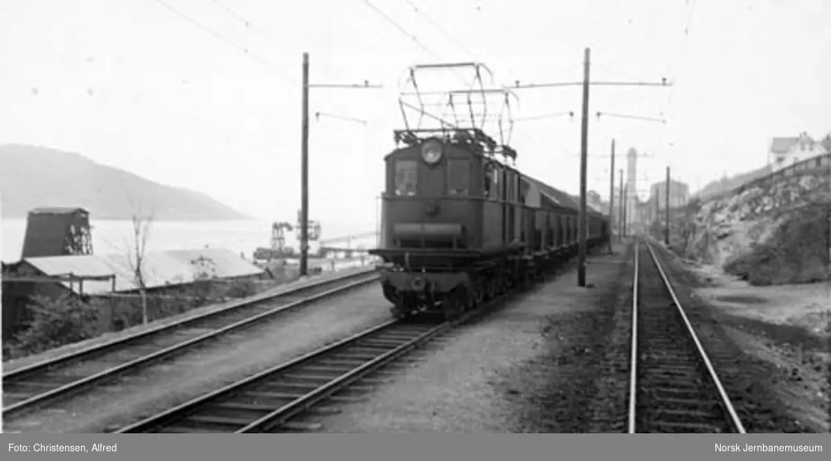 Thamshavnbanens elektriske lokomotiv nr. 7 eller 8 med kistog på Thamshavn stasjon