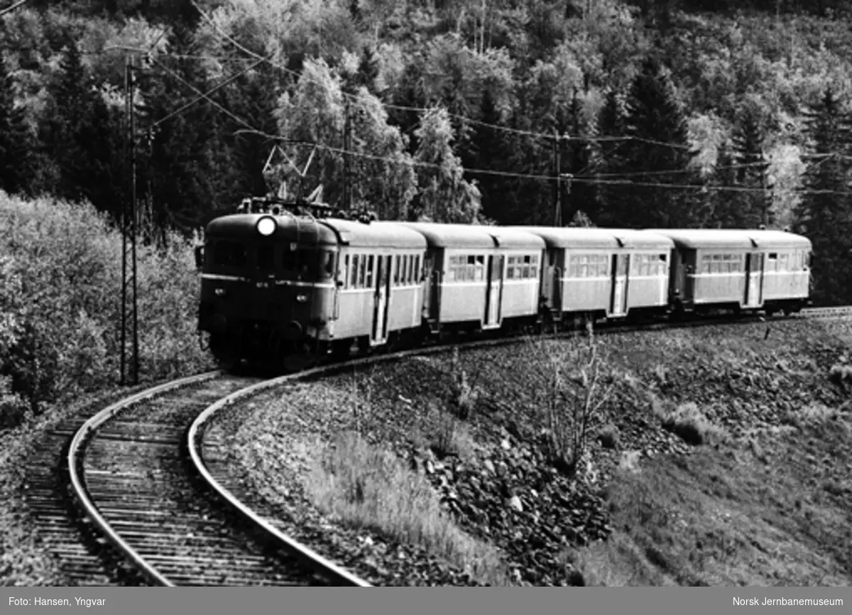 Motorvogntog type 65/67, på vei fra Oslo V til Hønefoss, i Lieråsen