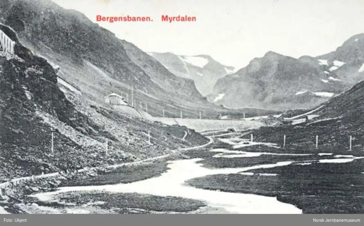 Myrdal stasjon sett fra vegen mot Flåmsdalen