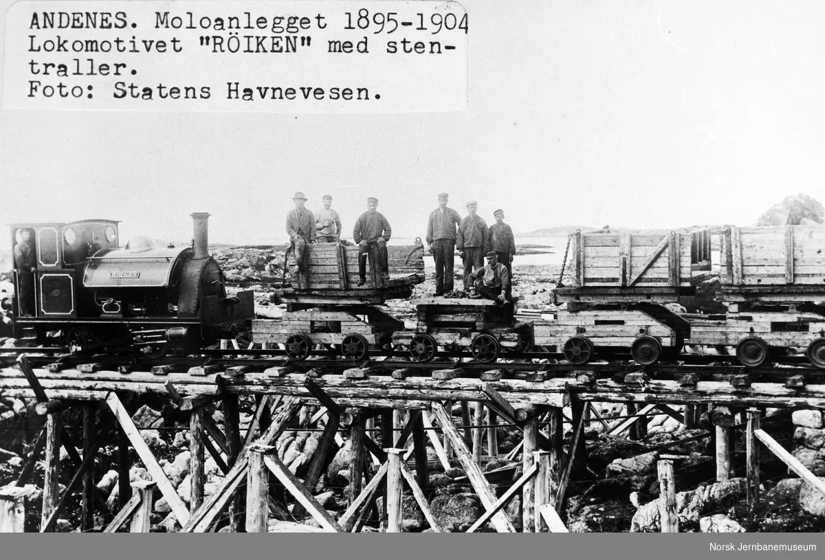 Statens Havnevesens damplokomotiv "Røiken" med steintraller og mannskap på moloanlegget på Andenes.