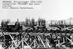 Statens Havnevesens damplokomotiv "Røiken" med steintraller 